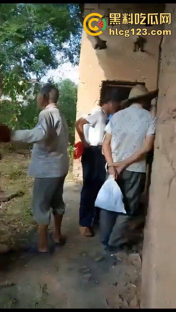 村里来了个黑人,大爷们竟然让痴呆女去陪操!破屋里全程直播,跟看真人重口味A片一样!-9