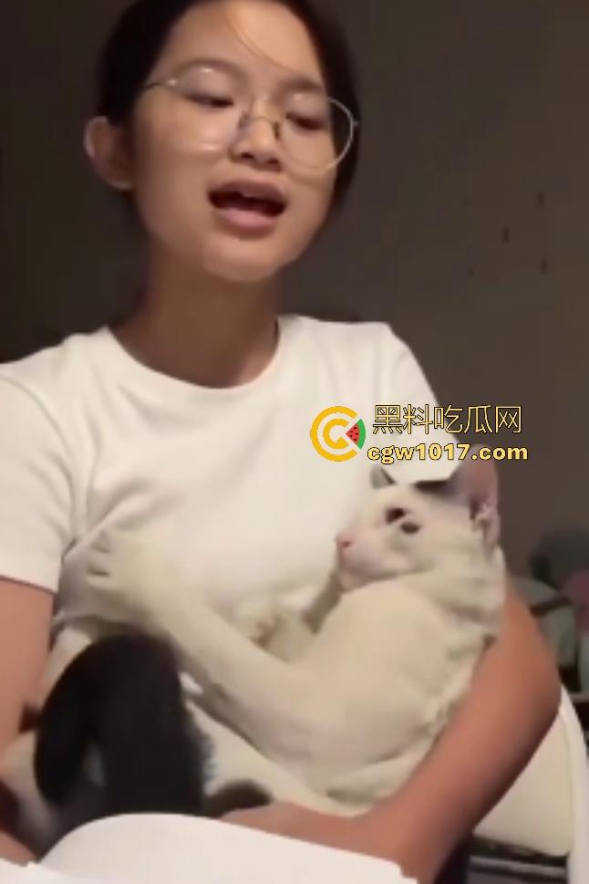 眼镜精神小妹抱猫唱歌难听，猫猫头听不下去直接咬胸部，咬的妹子说“what the fuck”，这猫也是个老吃家了！-3