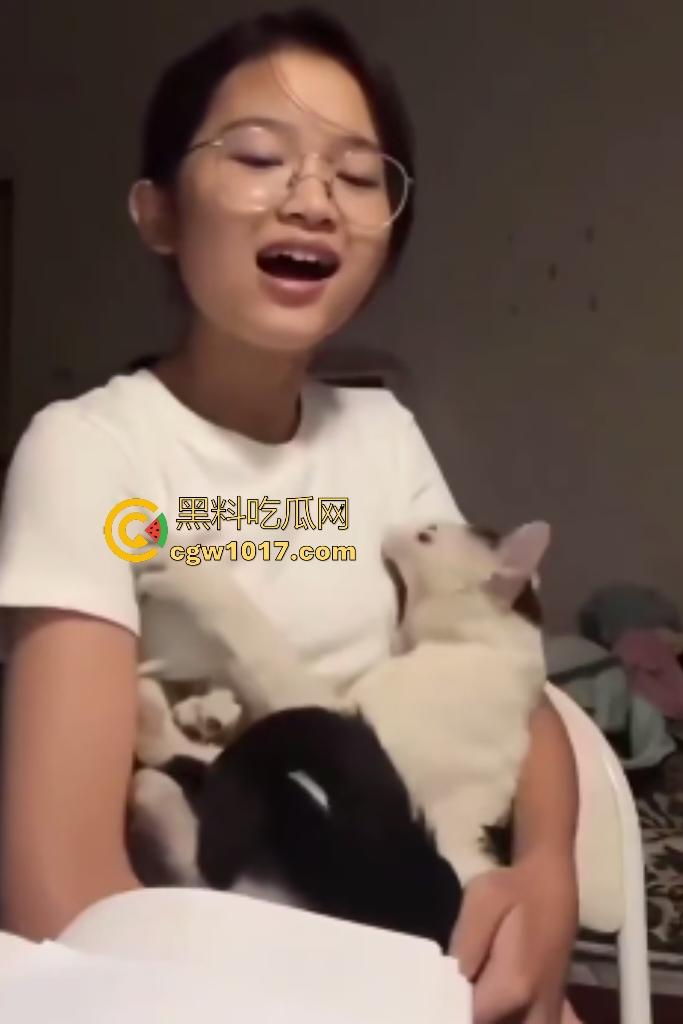 眼镜精神小妹抱猫唱歌难听，猫猫头听不下去直接咬胸部，咬的妹子说“what the fuck”，这猫也是个老吃家了！-5