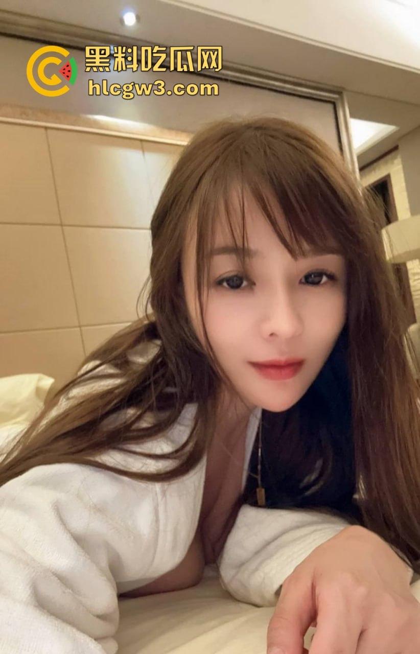 极品反差少女【凌薇】线下约啪金主爸爸多P全套性爱自拍疯传，清纯脸配骚浪身子，真他妈是反差婊中的极品！-11