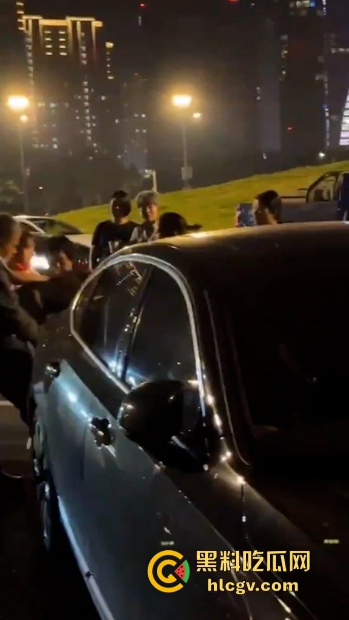 福州女子给已婚男发暧昧信息天天发骚 全家总动员婆媳联手抓小三  打成狗了这是！-1