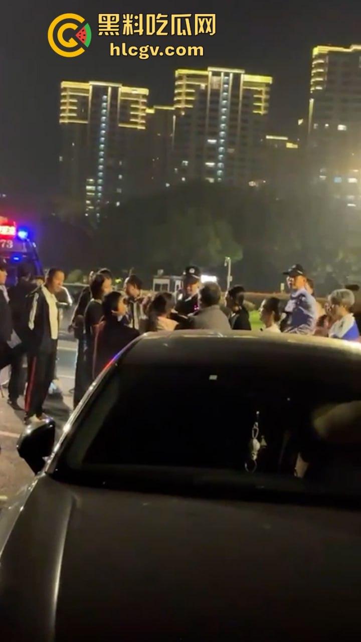 福州女子给已婚男发暧昧信息天天发骚 全家总动员婆媳联手抓小三  打成狗了这是！-3