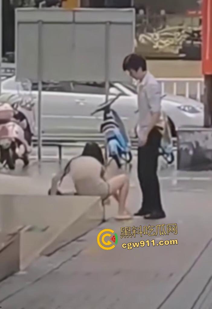 奶茶狂魔没有奶茶打男友，女子情绪崩溃狂扇男人耳光，反遭铁拳痛殴喷血，区区一杯奶茶引爆情侣互殴！-1