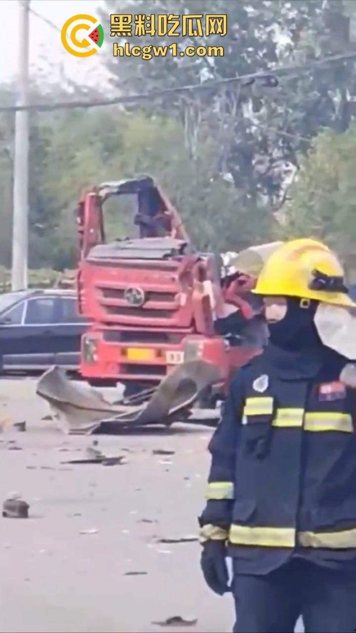 山东滨州一油罐车当街爆炸 肠子脑浆散落一地 人都炸烂了 现场无码视频流出 血腥慎入-9