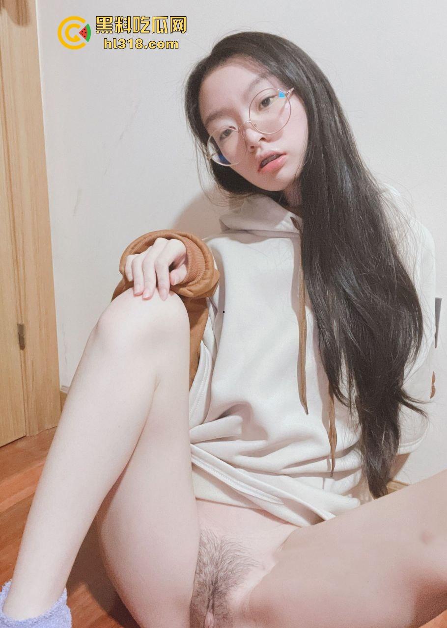 浙江大学学霸师姐【萧诗怡】自慰视图曝光流出,极品眼镜反差母狗,清纯人设崩塌,私生活淫乱无比!-7