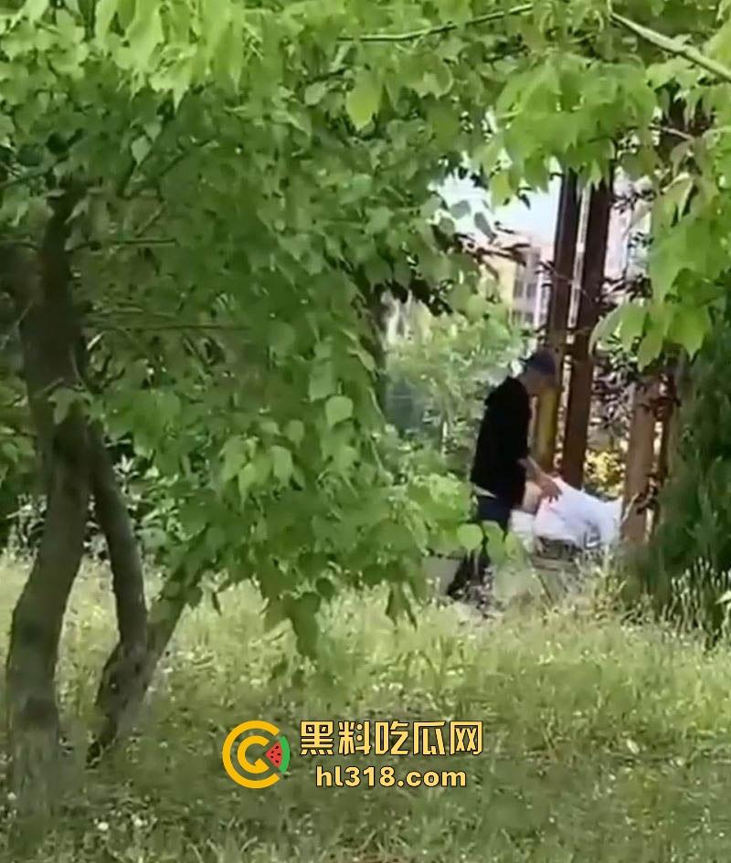 万物复苏的春季,野外偷拍捕捉中年夫妻野战火辣现场! 男主吃力后入,美女翘臀迎合臀肉颤抖,淫靡至极!-3