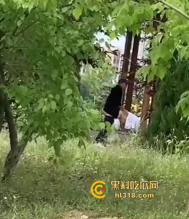 万物复苏的春季,野外偷拍捕捉中年夫妻野战火辣现场! 男主吃力后入,美女翘臀迎合臀肉颤抖,淫靡至极!-4