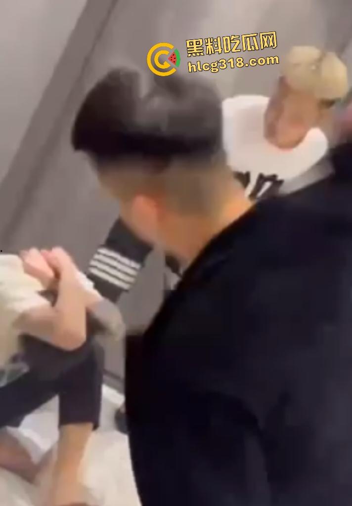 精神小伙抓奸怒暴男小三,女友还在一旁笑嘻嘻抽烟,小伙 和兄弟抽起拖鞋就是一顿拍头!-2