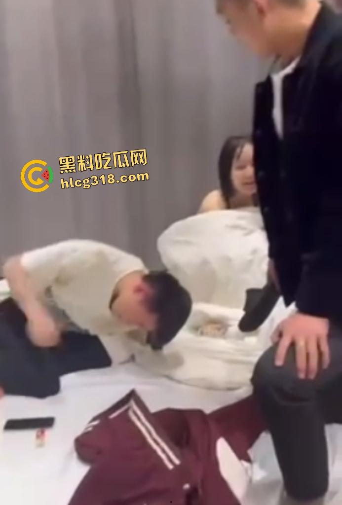 精神小伙抓奸怒暴男小三,女友还在一旁笑嘻嘻抽烟,小伙 和兄弟抽起拖鞋就是一顿拍头!-8