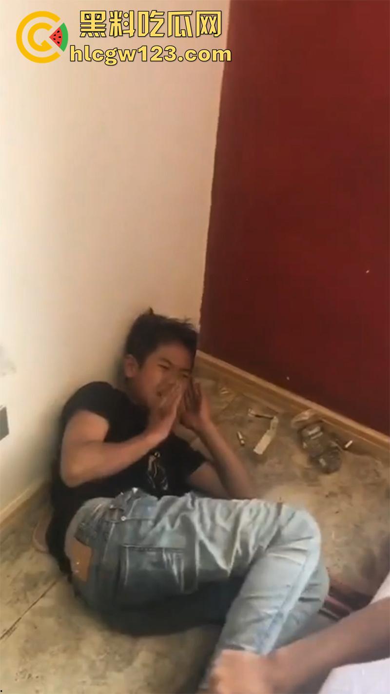 广东最怂精神小伙,被人霸凌吓尿裤子,就这点逼胆还出来混,后面跪着那俩更惨人熊熊一窝啊!-2