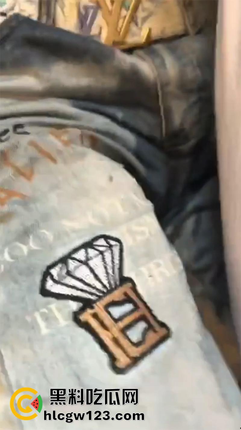 广东最怂精神小伙，被人霸凌吓尿裤子，就这点逼胆还出来混，后面跪着那俩更惨人熊熊一窝啊！-8