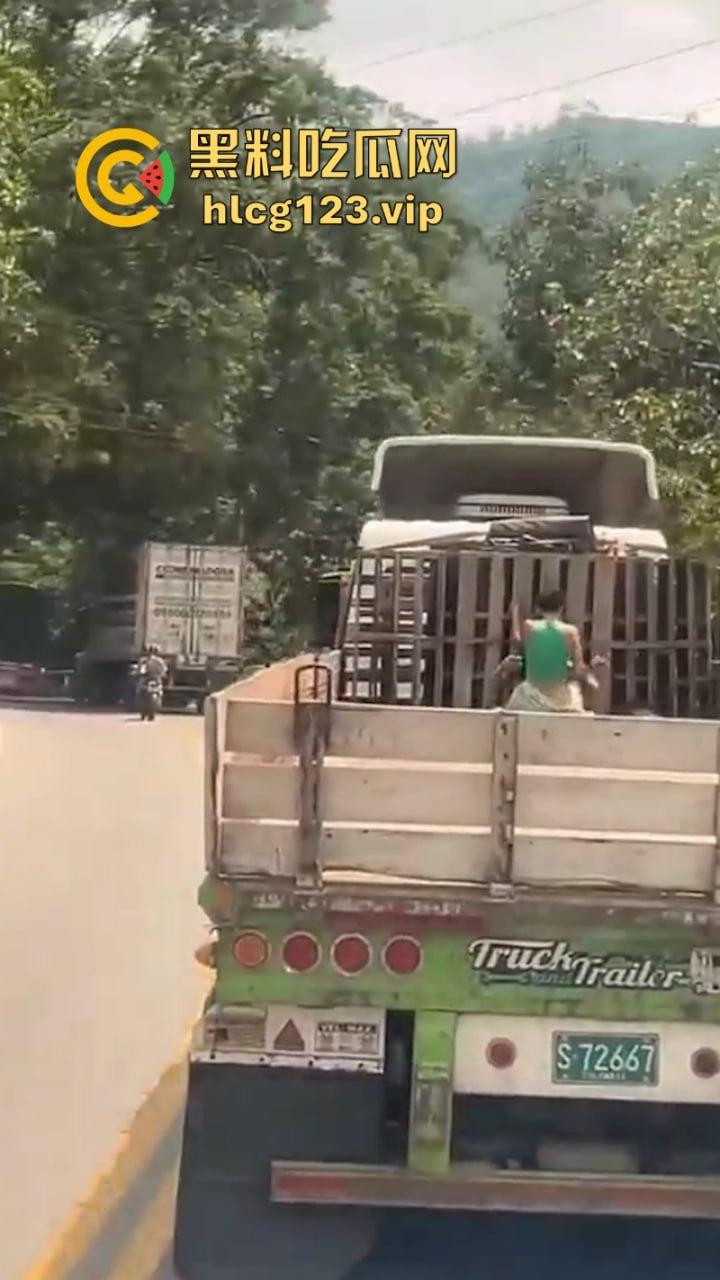 小情侣货车后斗露天啪啪 高潮过后两个人都愣了 居然被后车拍下全过程-3