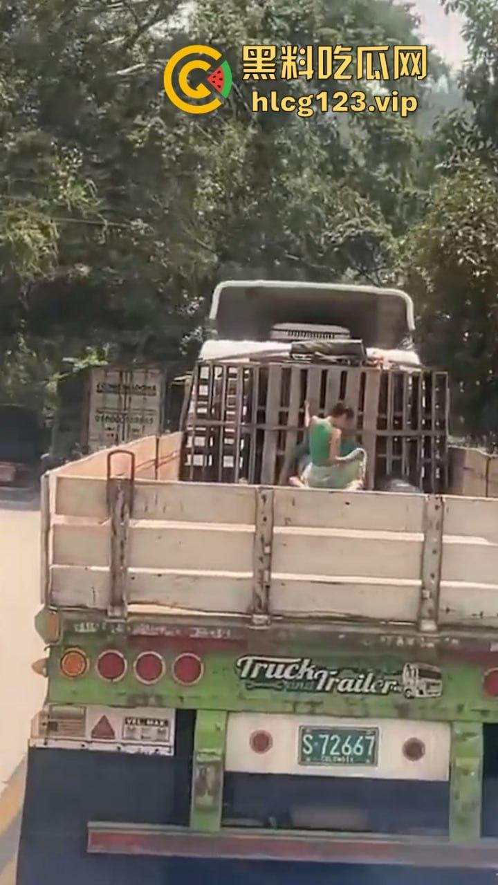 小情侣货车后斗露天啪啪 高潮过后两个人都愣了 居然被后车拍下全过程-4