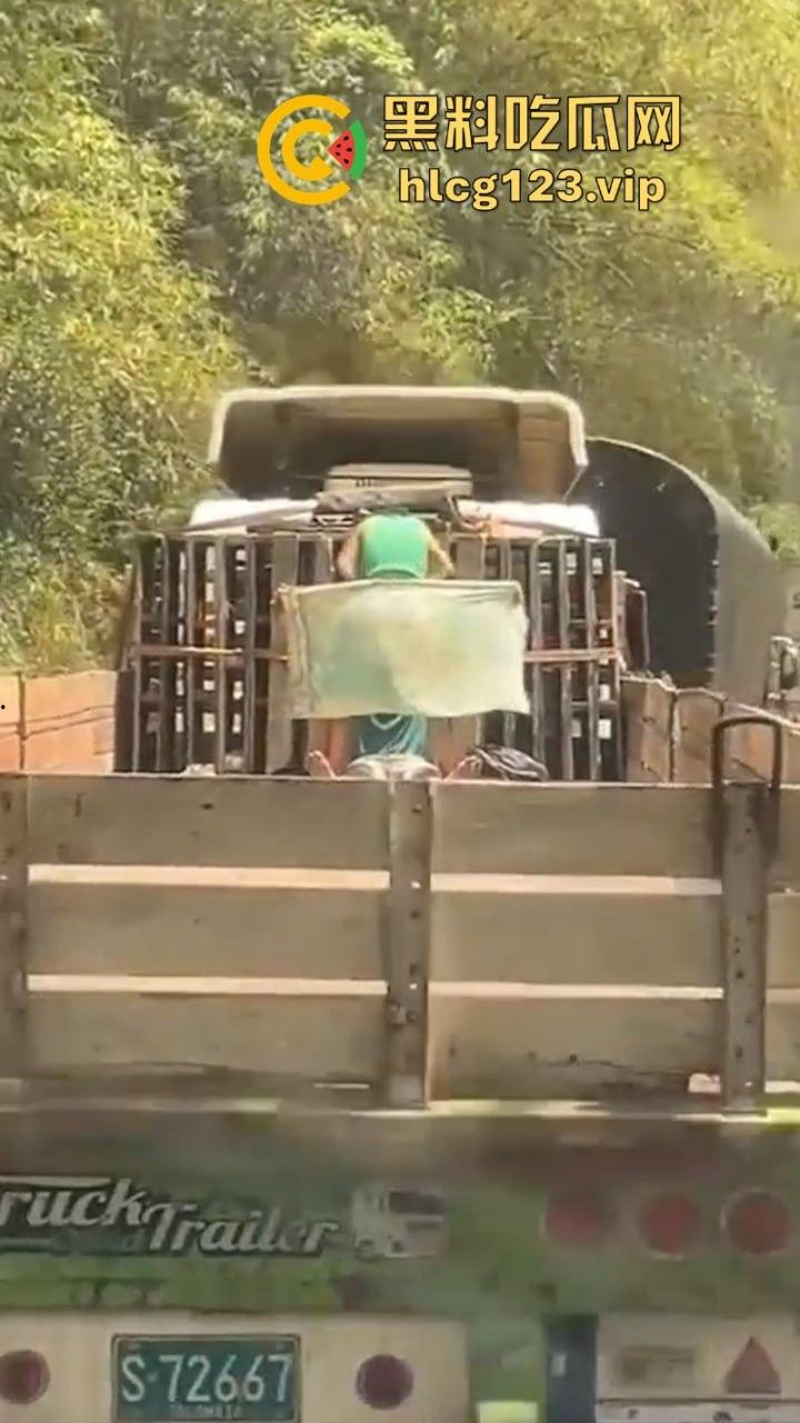 小情侣货车后斗露天啪啪 高潮过后两个人都愣了 居然被后车拍下全过程-6