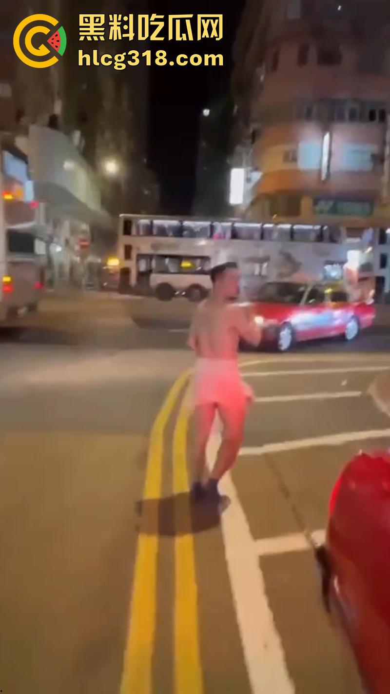 香港小伙白嫖吃霸王鸡，连吃三次翻车被大哥围堵，逼迫在旺角裸奔，身上写满侮辱文字！-4