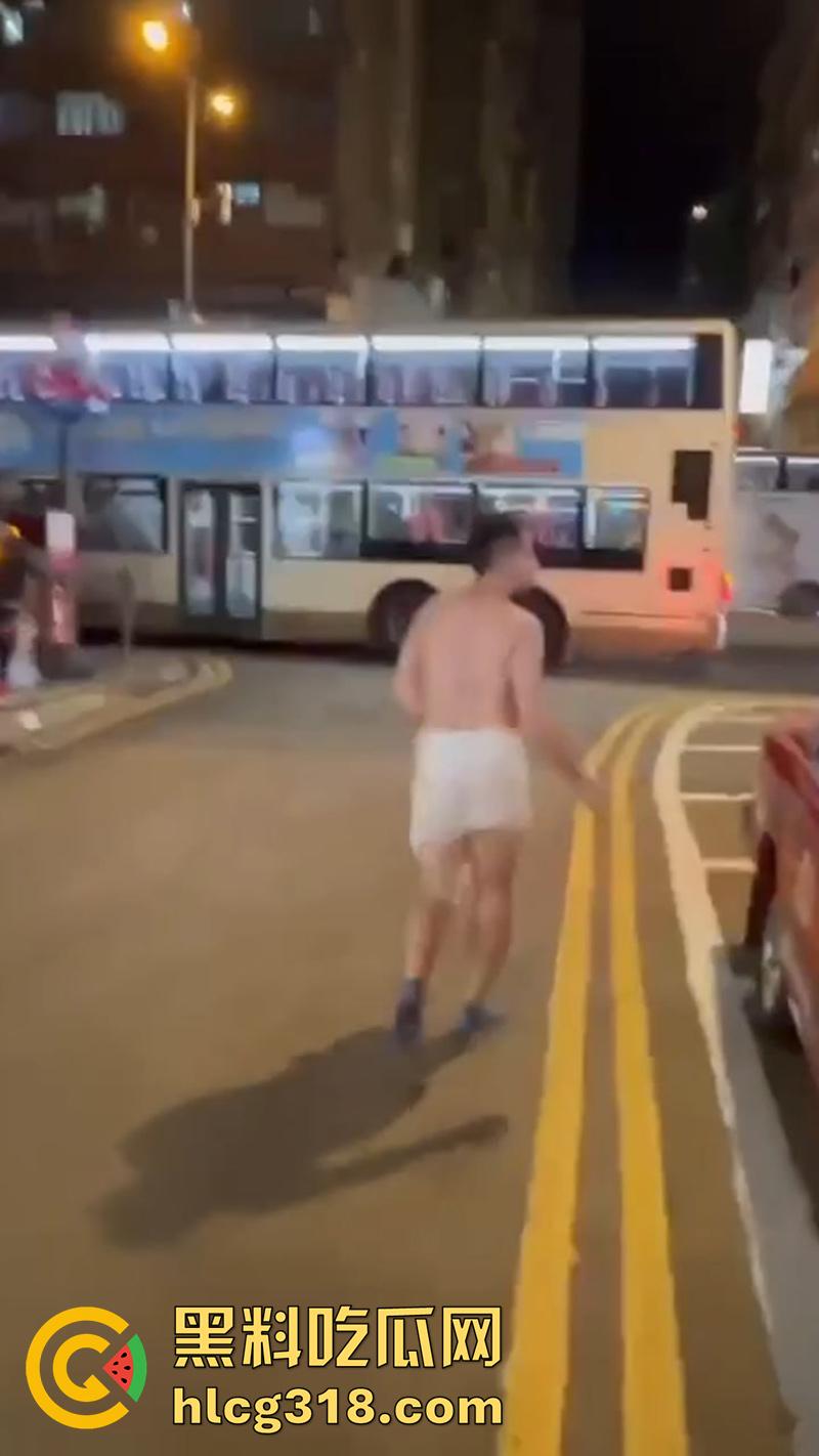香港小伙白嫖吃霸王鸡，连吃三次翻车被大哥围堵，逼迫在旺角裸奔，身上写满侮辱文字！-6