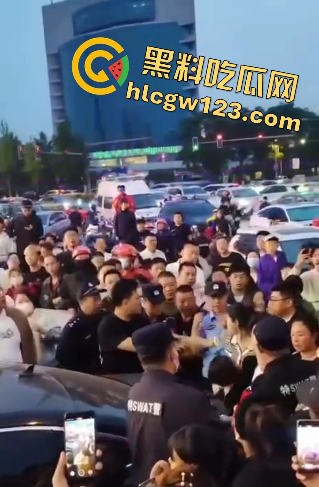 小三车内被抓现行！衣服扒光精子嘴边，男子施法被打断躲在车里竟然继续撸管！-1