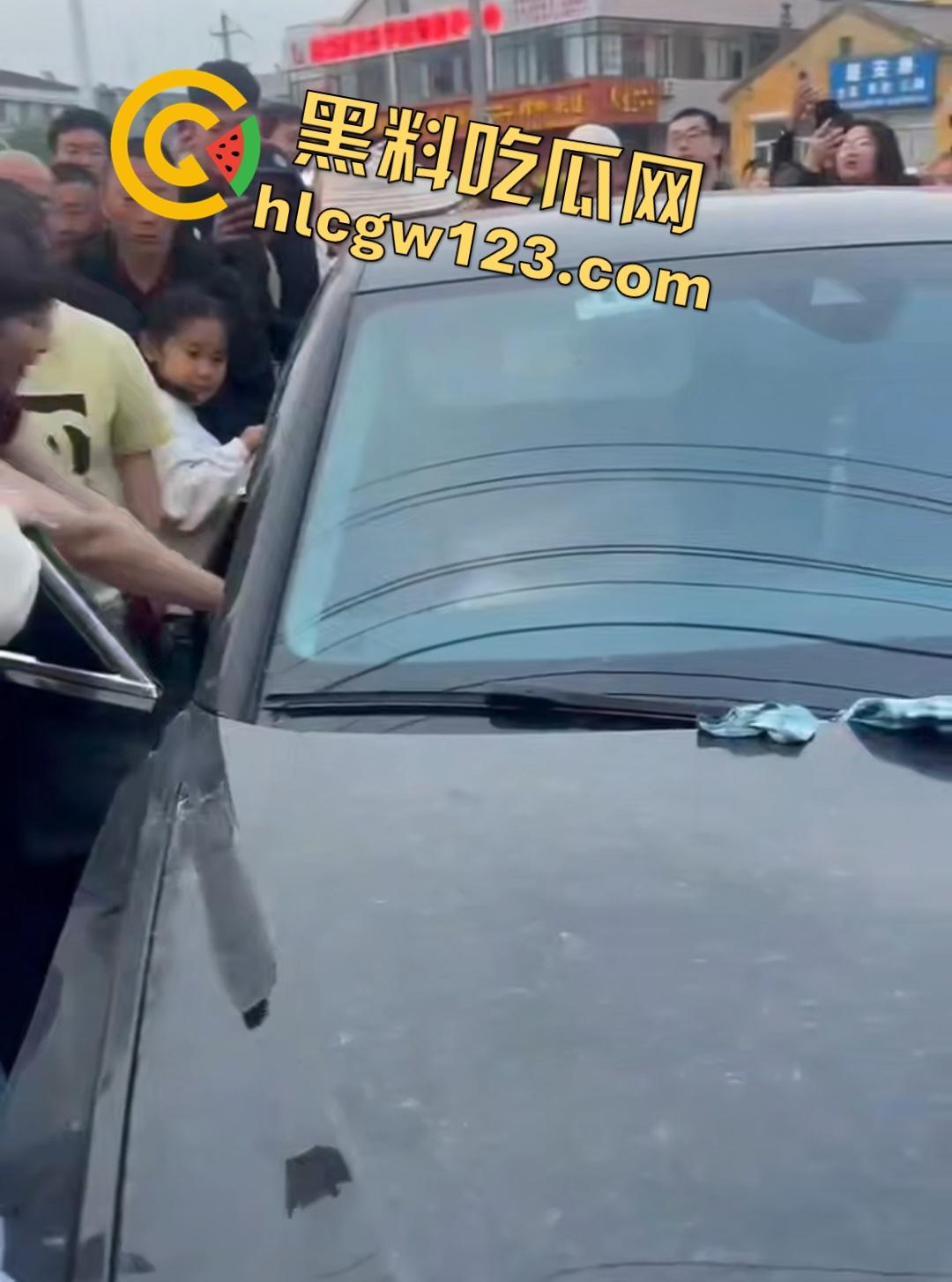 小三车内被抓现行！衣服扒光精子嘴边，男子施法被打断躲在车里竟然继续撸管！-3