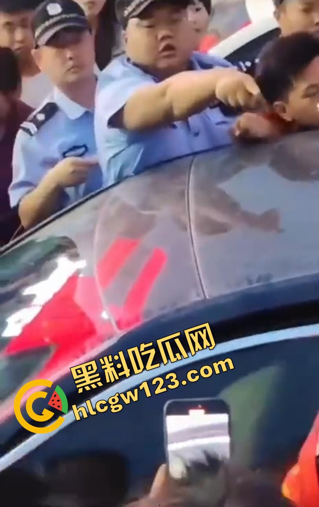 小三车内被抓现行！衣服扒光精子嘴边，男子施法被打断躲在车里竟然继续撸管！-7