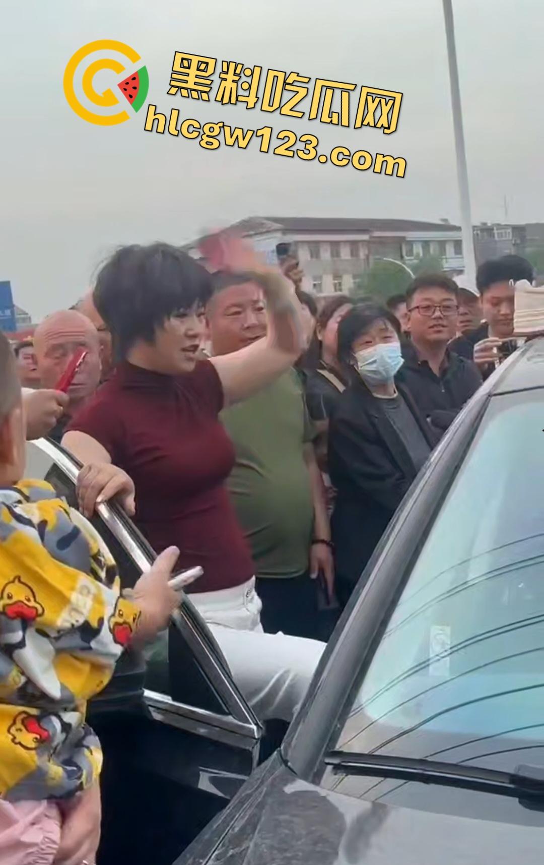 小三车内被抓现行！衣服扒光精子嘴边，男子施法被打断躲在车里竟然继续撸管！-8