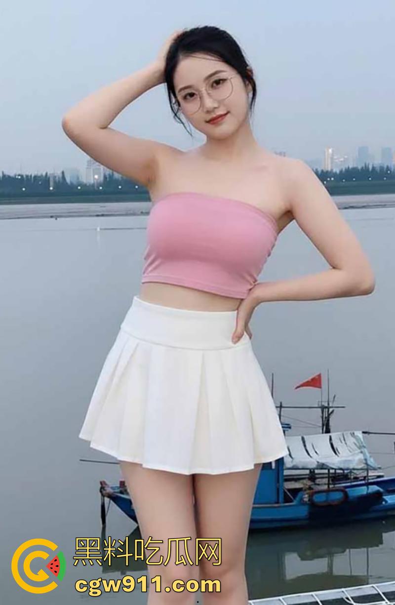 广西梧州学院，清纯学妹【颜思妤】，十一约炮被大屌体育生，被无套爆操，欲求不满的小母狗眼神勾魂妩媚！-2