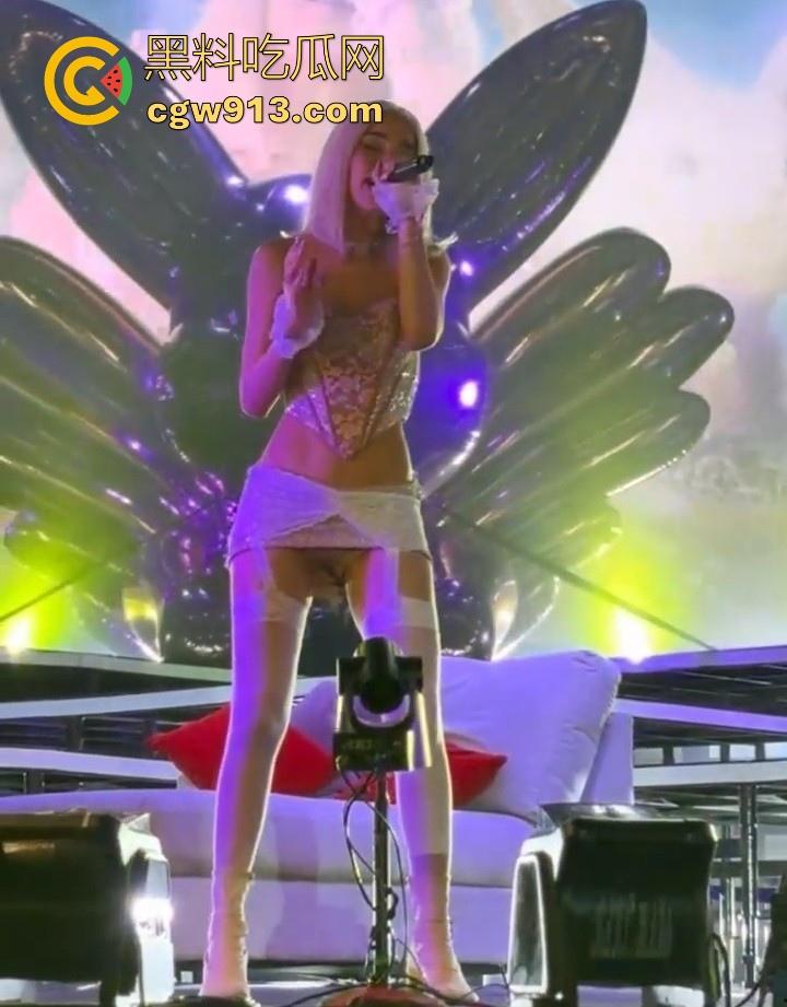 外国音乐节歌手没穿内裤上台演唱? 其实是视觉错位而已,实际是穿了的,灯光的照射的缘故!-5