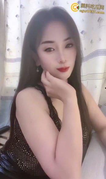 快手熟女【SS琴姐】,御姐气质风情万种,肉丝油丝无内隔着丝袜抚摸骚逼,看似是良家妇女实则也是个淫荡母狗!-2