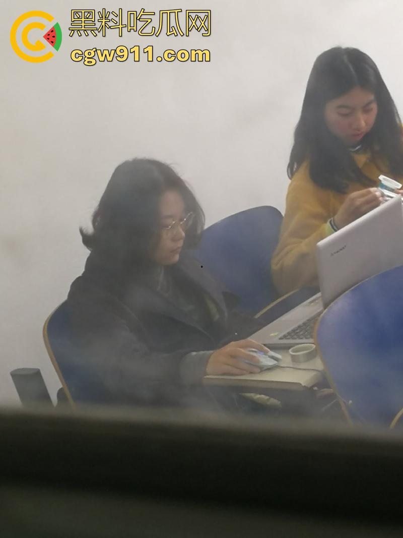 超级牛逼的系列稀缺资源,冒死偷拍极品女大学生合集,江西农大和川外大学厕拍,极品女大小穴清晰可见!-2