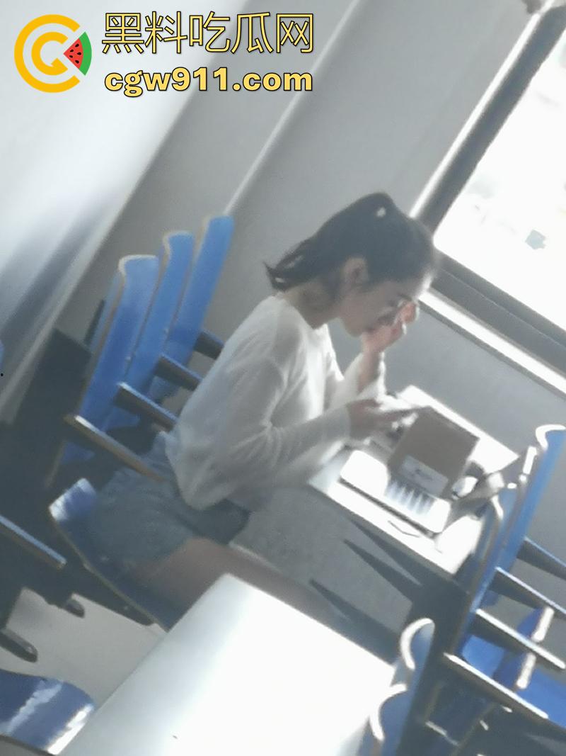 超级牛逼的系列稀缺资源,冒死偷拍极品女大学生合集,江西农大和川外大学厕拍,极品女大小穴清晰可见!-7