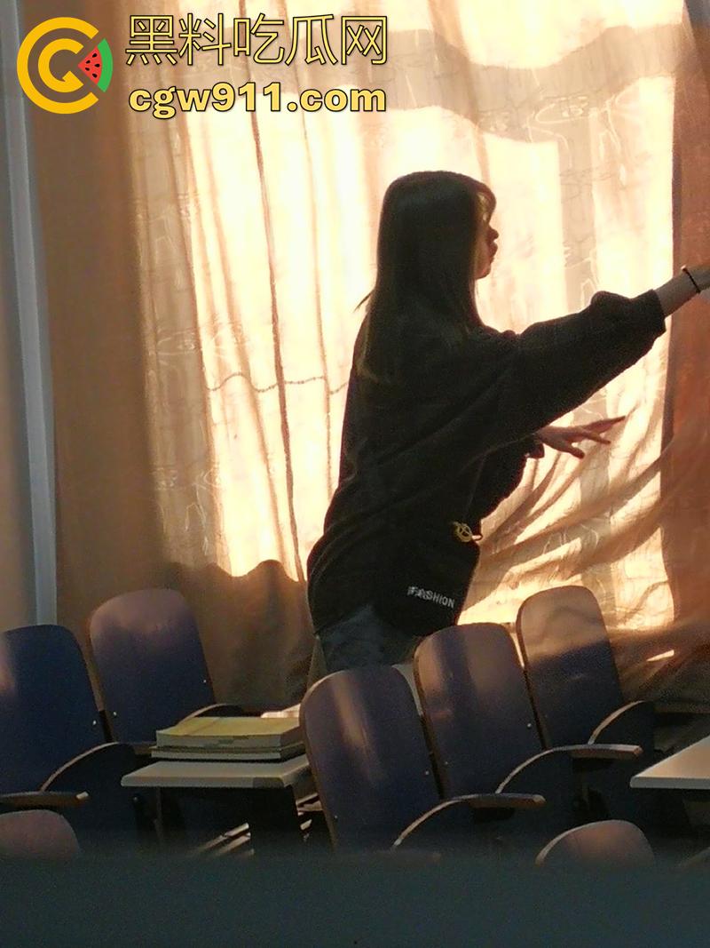 超级牛逼的系列稀缺资源,冒死偷拍极品女大学生合集,江西农大和川外大学厕拍,极品女大小穴清晰可见!-10