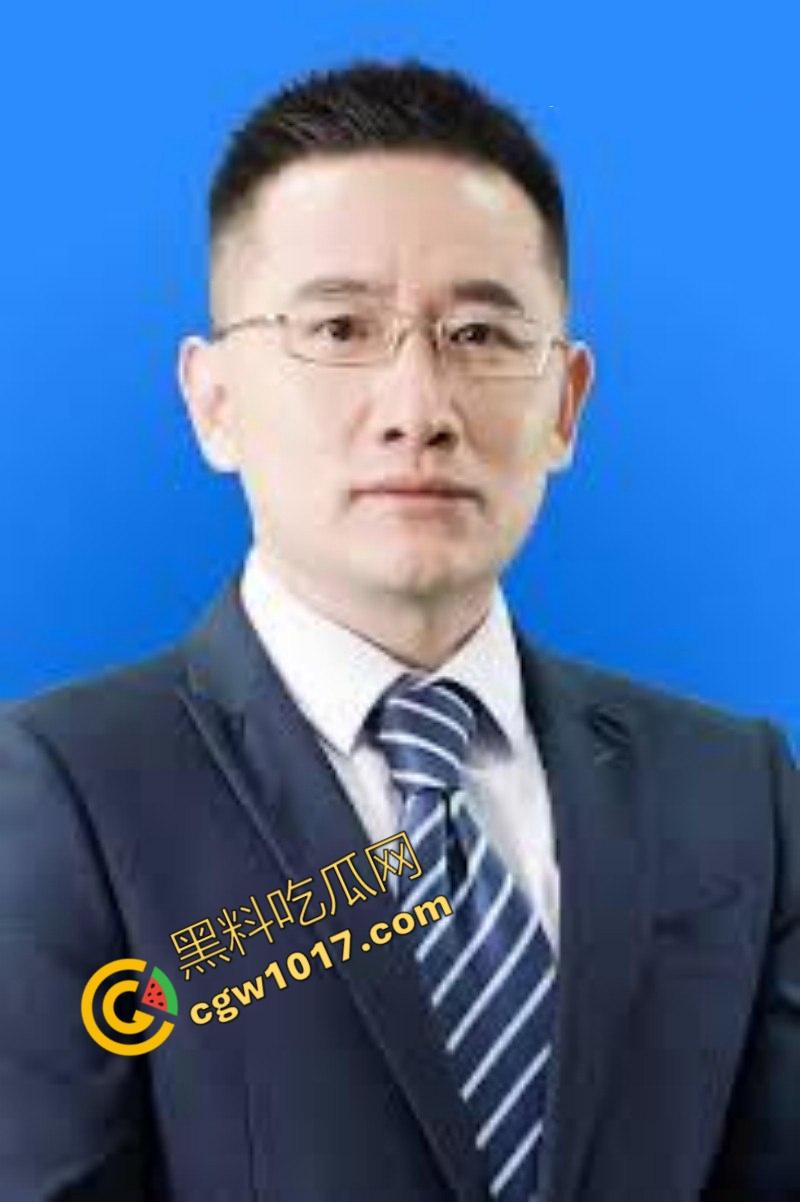 湖南省人民医院副院长【祖雄兵】与眼科女主任【曾琦】偷情视频曝光!职务淫乱,权色交易,家中沙发偷欢,引发全网哗然!-4