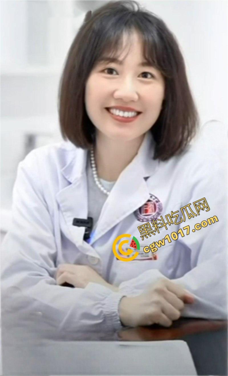 湖南省人民医院副院长【祖雄兵】与眼科女主任【曾琦】偷情视频曝光!职务淫乱,权色交易,家中沙发偷欢,引发全网哗然!-7