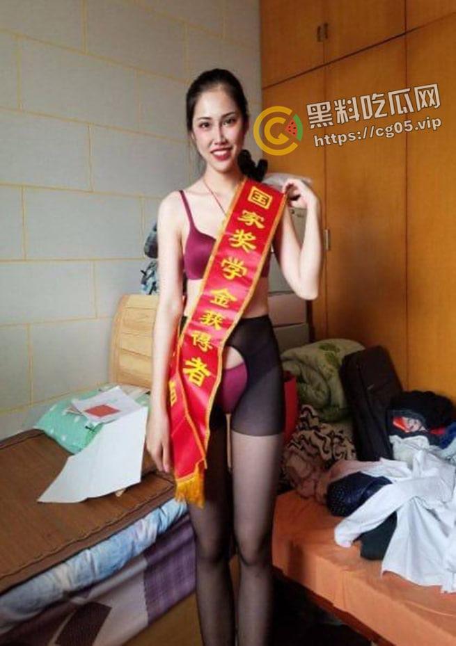 四川自贡大四学生【蒋雯雯】 人前女神学霸 人后骚浪母狗 被主人爆操视频流出-2