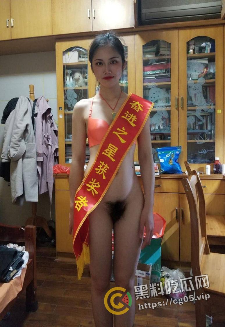 四川自贡大四学生【蒋雯雯】 人前女神学霸 人后骚浪母狗 被主人爆操视频流出-5