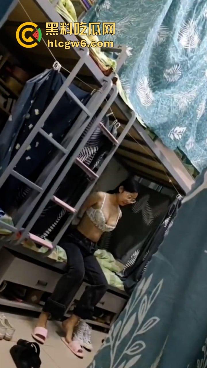 妹子还不起高利贷 被逼直播偷拍室友换衣服抵债！心里很矛盾 表示一天也不想坚持了！-10