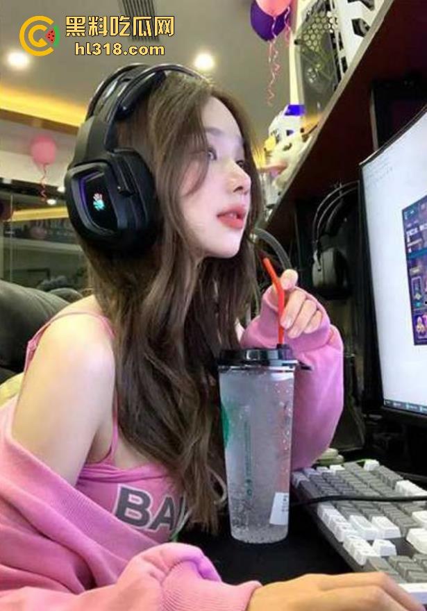 小情侣网吧激情现场直播，两人看着电脑上的黄片忍不住亲自上手实践，男的表现生涩，第一次居然插错地方！-2