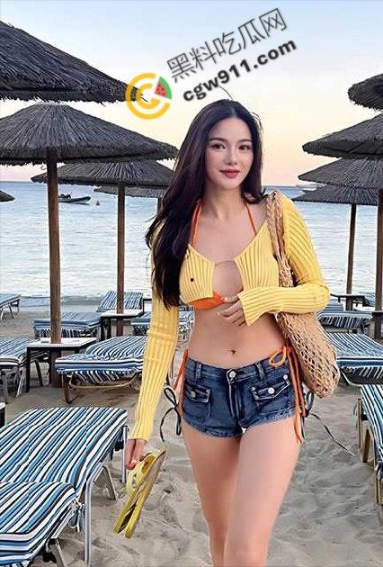 泰国网红【Jeenzen】不雅视频流出：深喉吞吐口水拉丝，双指插穴淫水四溅，无套后入爆操内射爽翻天-1