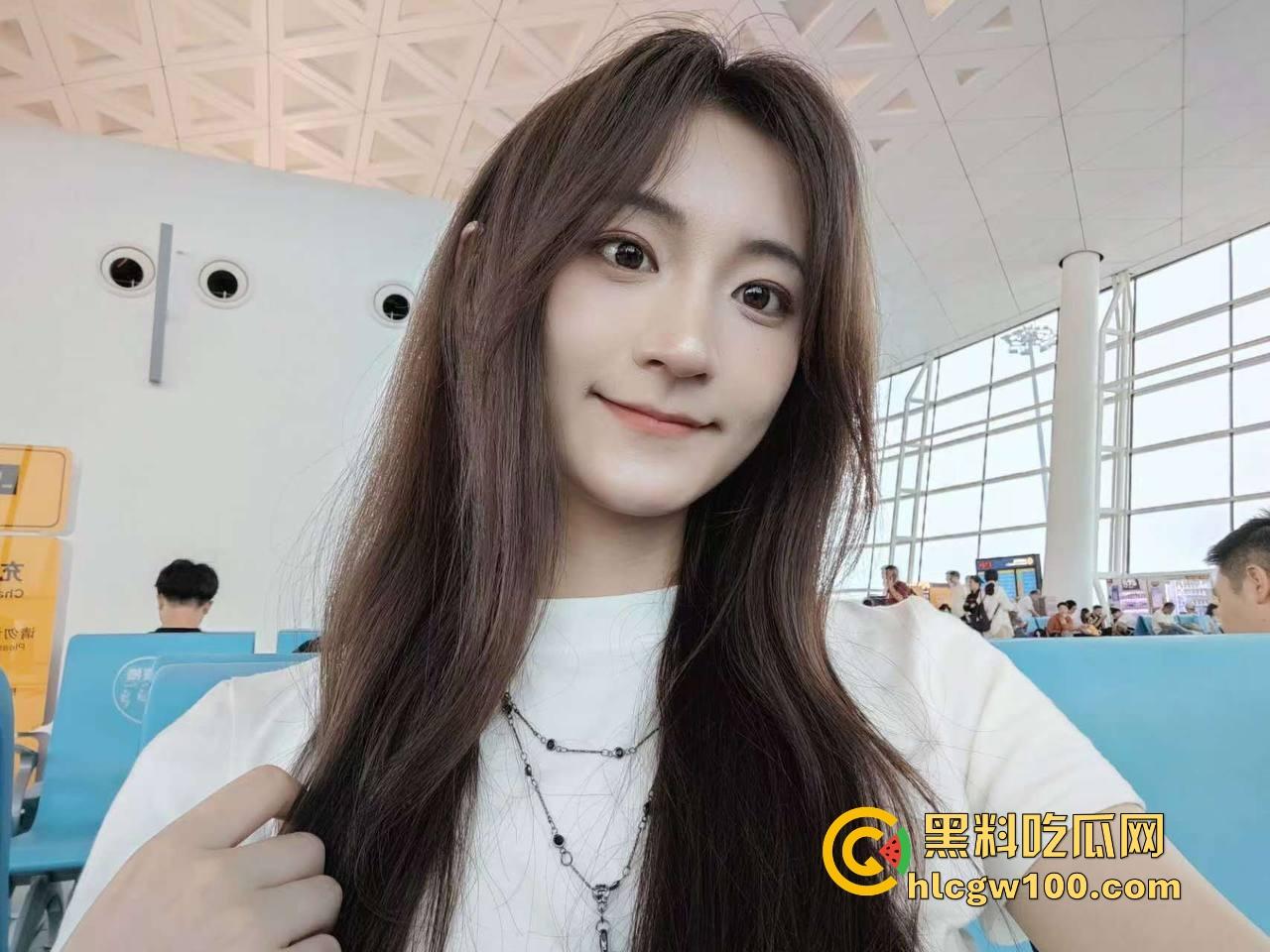 成都骚妹口水流成瀑布，嘴巴湿润得像打了润滑剂，光是想象肉棒进去的画面，肉棒进去怕是1秒缴械直接被秒杀！-2