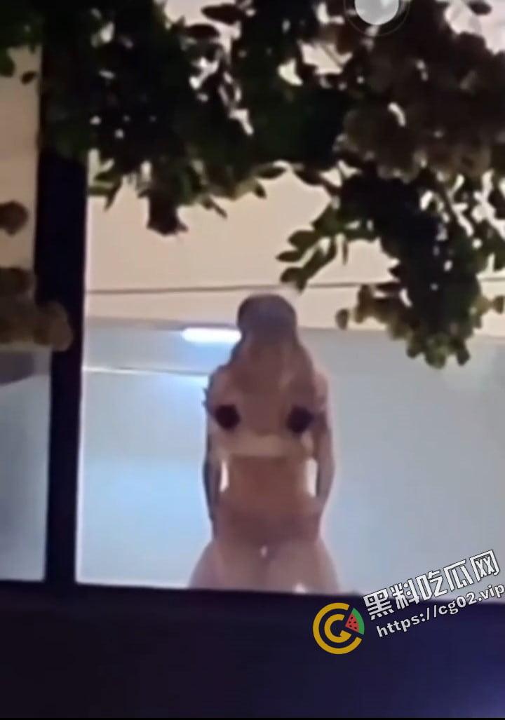 项城国宾暮云酒店 二楼落地窗前情侣上演活春宫 后入爆操双马尾小萝莉 被路人偷拍疯传-3