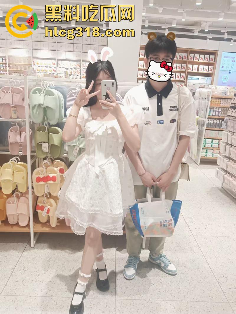 偷拍室友和女友洗澡,俩人激情共浴舔穴摸奶,最后直接后入啪啪,这翘臀看着真来电啊!-1