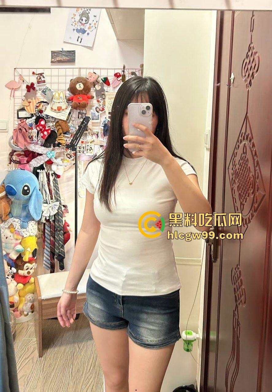 乌鲁木齐职业大学饥渴情侣，下课之余顾不及酒店开房，跑到男友宿舍当着室友面盖被做爱！惨遭偷拍独家流出-6