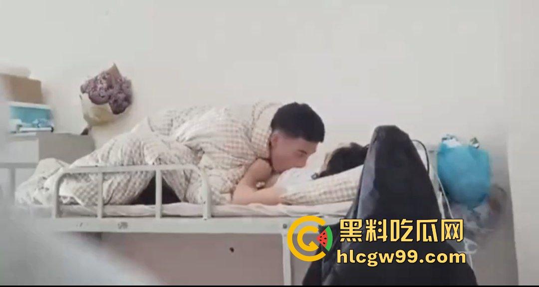 乌鲁木齐职业大学饥渴情侣，下课之余顾不及酒店开房，跑到男友宿舍当着室友面盖被做爱！惨遭偷拍独家流出-10