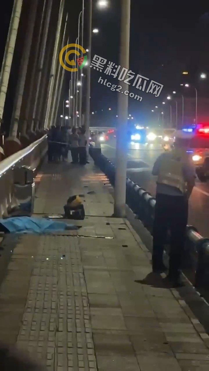 重庆悲剧!21岁外卖小哥电动车没电等救援被撞身亡,肇事司机逃逸后被抓-5