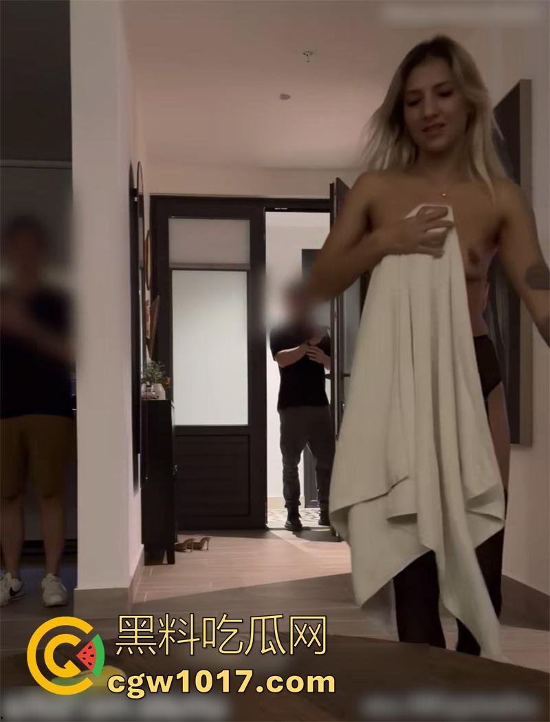 在家正操淫荡娇妻时,外卖员敲门骚货全裸拿外卖勾引,开裆黑丝加肥臀超诱惑,老公藏墙后看着母狗被操,再顶着别人精液爆操娇妻!-2