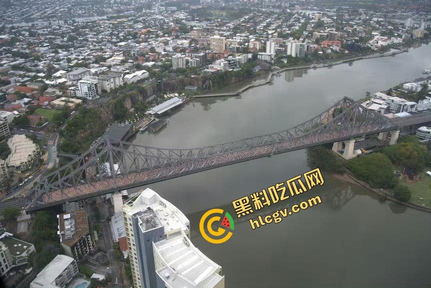 澳大利亚炸裂事件!5000多名全裸男女裸体出行布里斯班故事桥 摆各种姿势 其中一名孕妇自慰自拍泄密 独家流出!-3