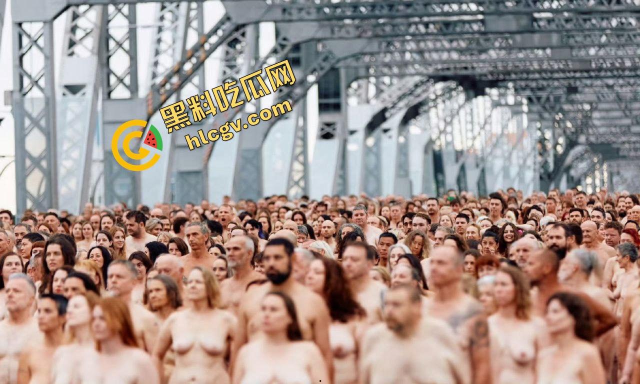 澳大利亚炸裂事件!5000多名全裸男女裸体出行布里斯班故事桥 摆各种姿势 其中一名孕妇自慰自拍泄密 独家流出!-4