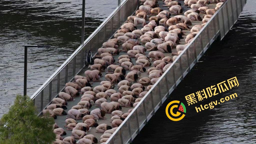 澳大利亚炸裂事件!5000多名全裸男女裸体出行布里斯班故事桥 摆各种姿势 其中一名孕妇自慰自拍泄密 独家流出!-5