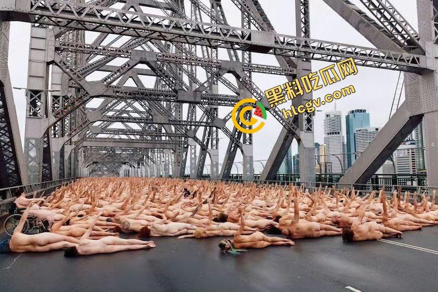 澳大利亚炸裂事件!5000多名全裸男女裸体出行布里斯班故事桥 摆各种姿势 其中一名孕妇自慰自拍泄密 独家流出!-6
