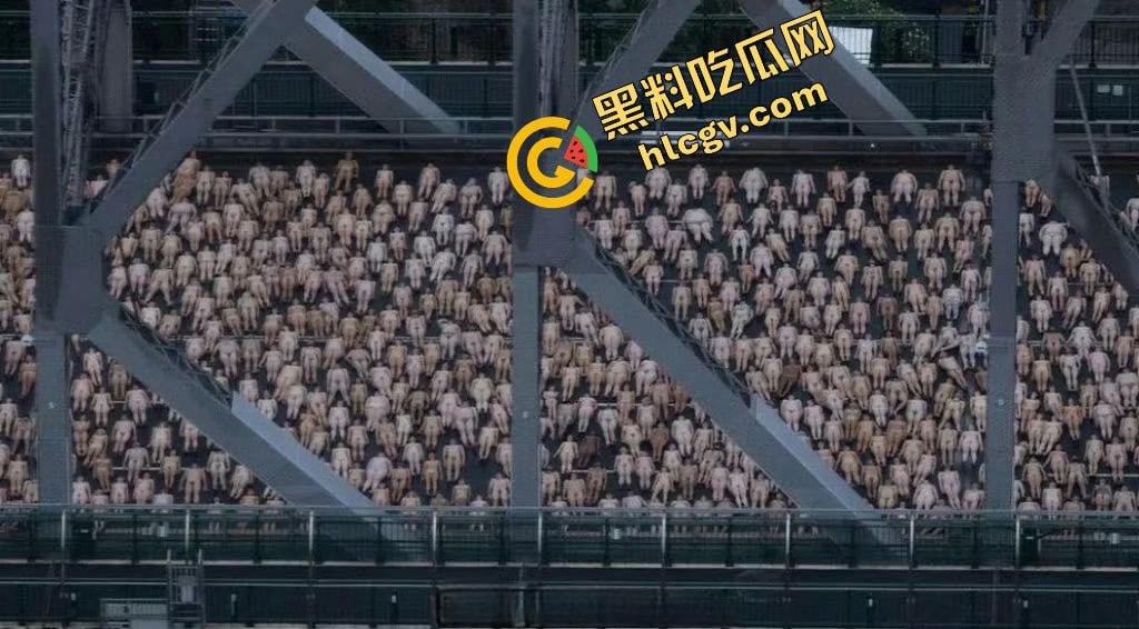澳大利亚炸裂事件!5000多名全裸男女裸体出行布里斯班故事桥 摆各种姿势 其中一名孕妇自慰自拍泄密 独家流出!-7