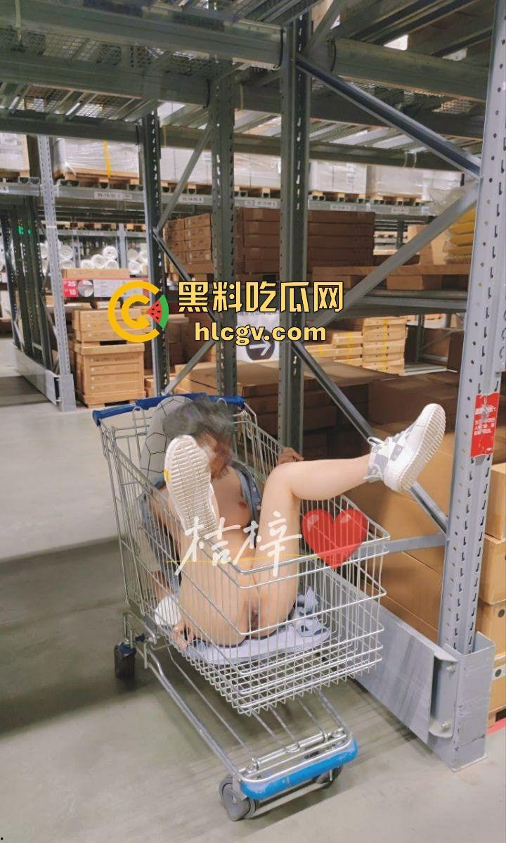 露出天花板『 桔梓』的绿皮火车大胆露出！卧铺间激情上演人前大胆秀，小区滑梯小孩们面前露奶自慰毫不顾忌！-1